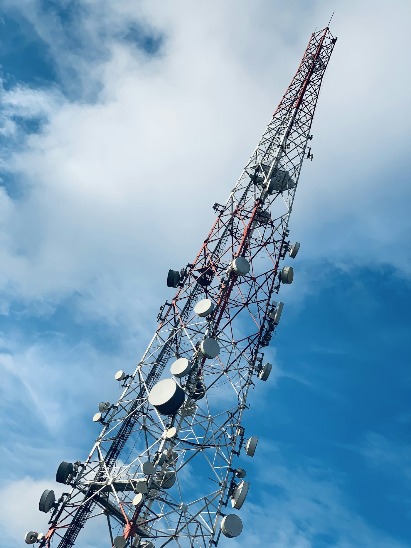 Torre con antenas de telecomunicaciones