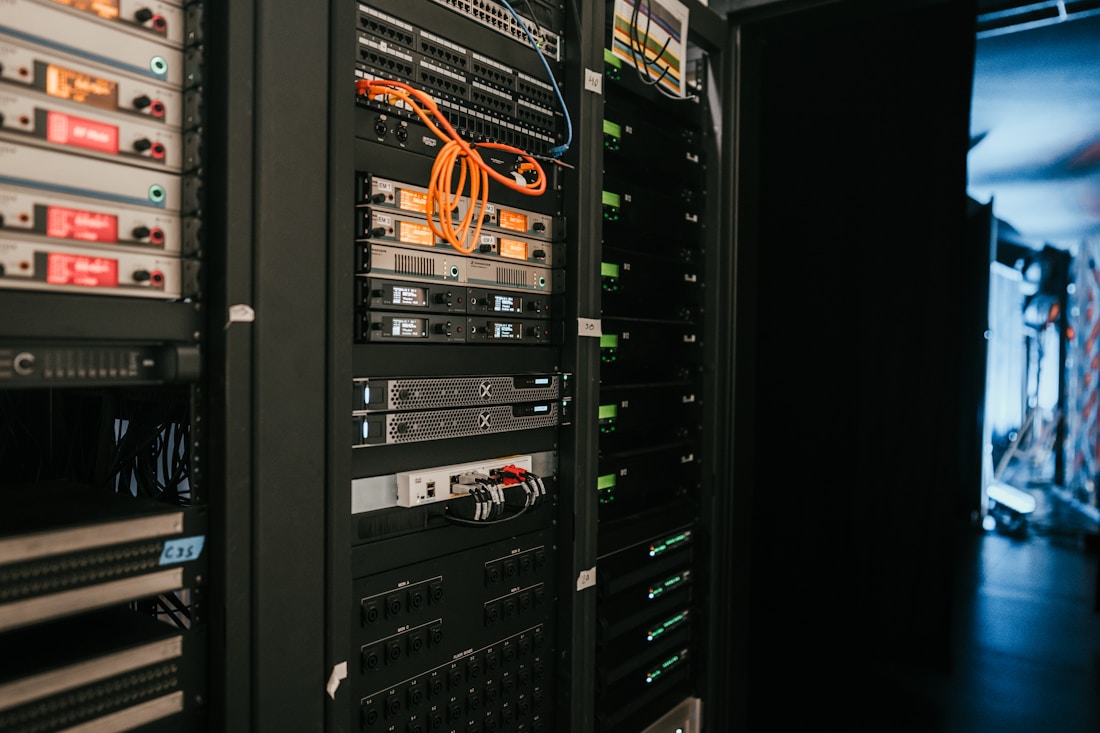 Equipamiento instalado en un rack de telecomunicaciones
