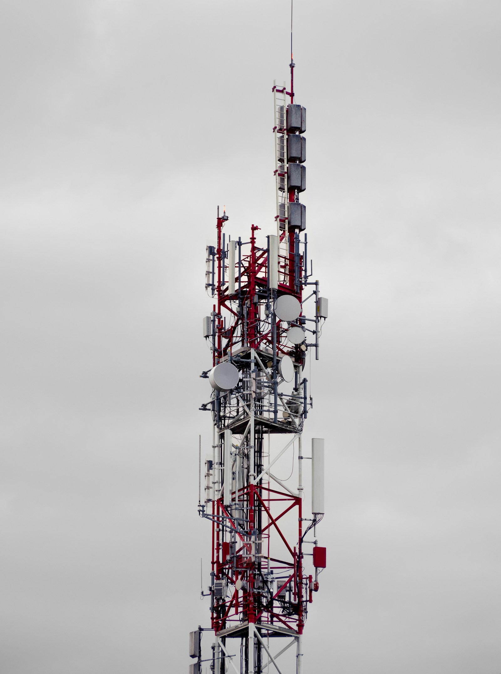 Antenas instaladas en una torre de telecomunicaciones